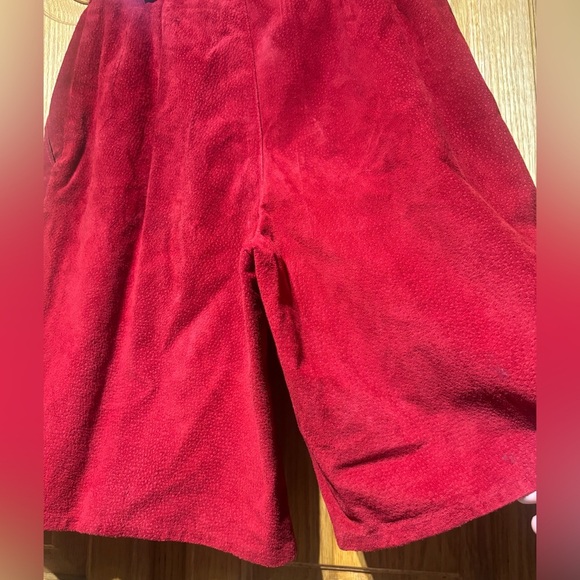 Vintage 80’s Linea Privata Red Suede Leather Pleated High Waisted Shorts 5/6 - Picture 7 of 9